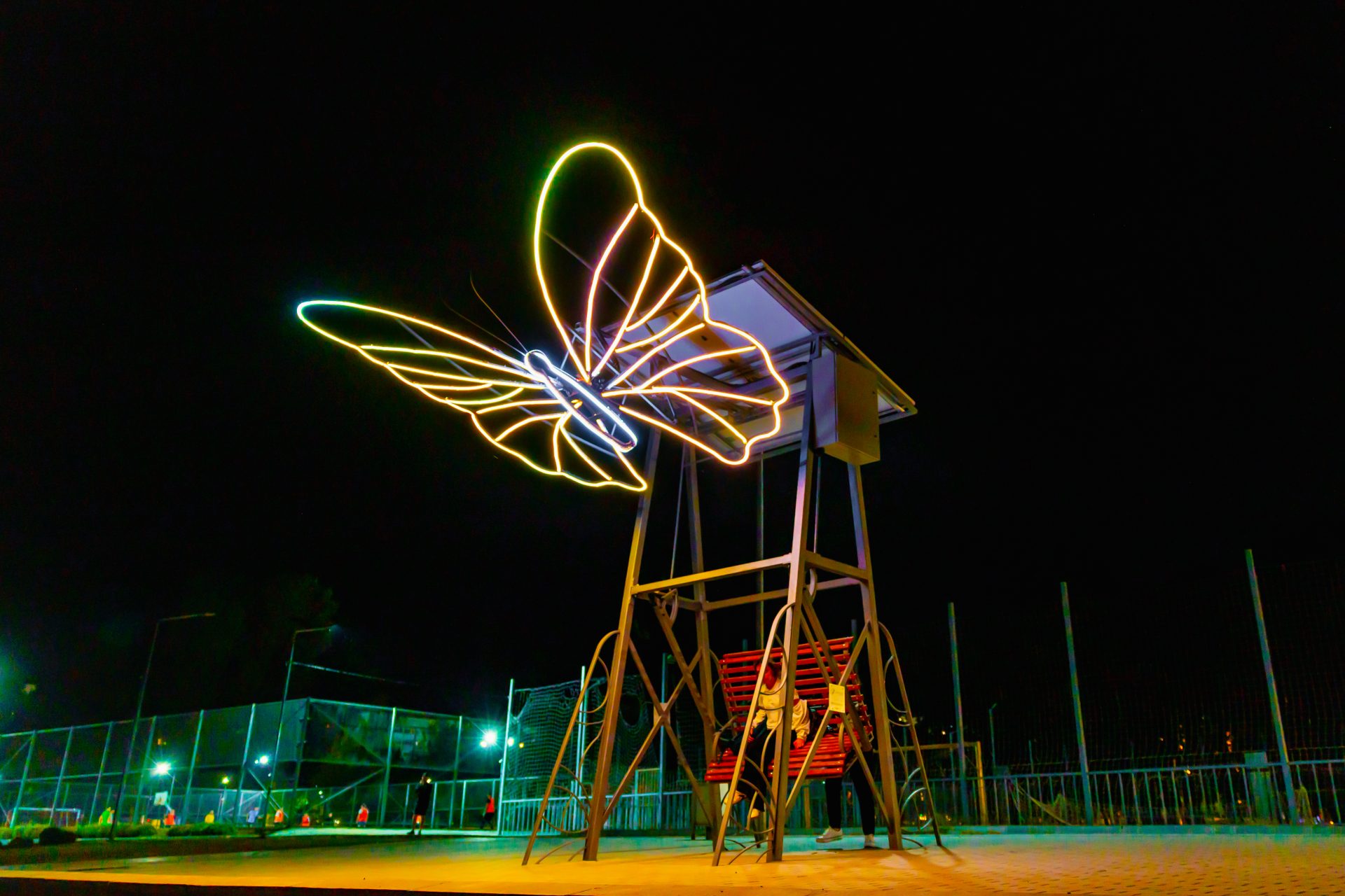 Parcul „La Izvor” – artă urbană, fluture luminos